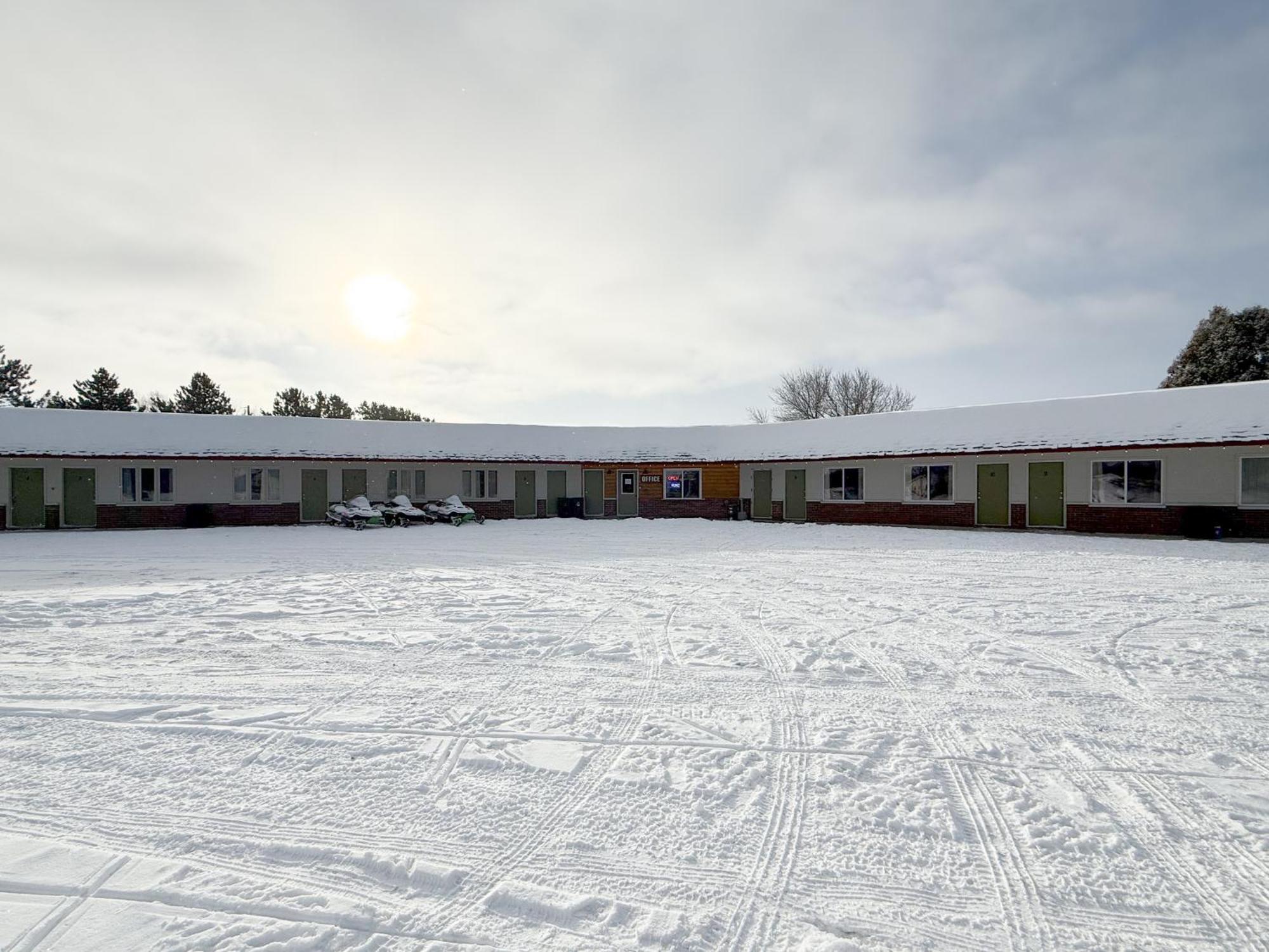 The Trail Inn - Newberry, Mi - Formerly Knollwood Inn - 13467 M-28 Buitenkant foto