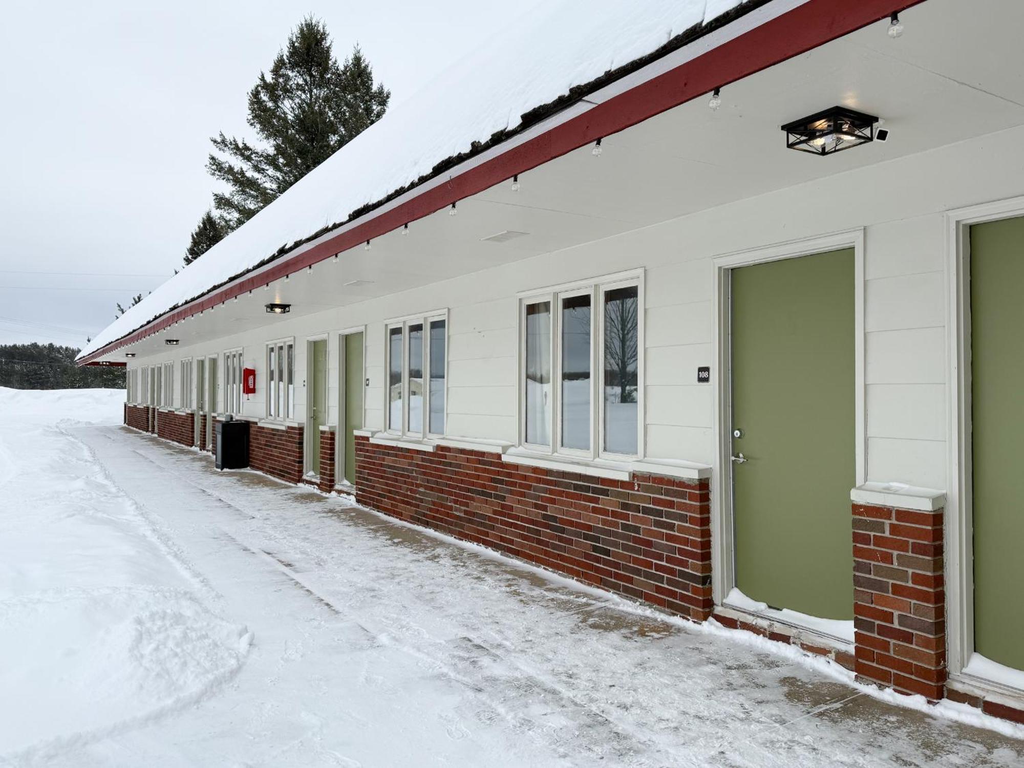 The Trail Inn - Newberry, Mi - Formerly Knollwood Inn - 13467 M-28 Buitenkant foto