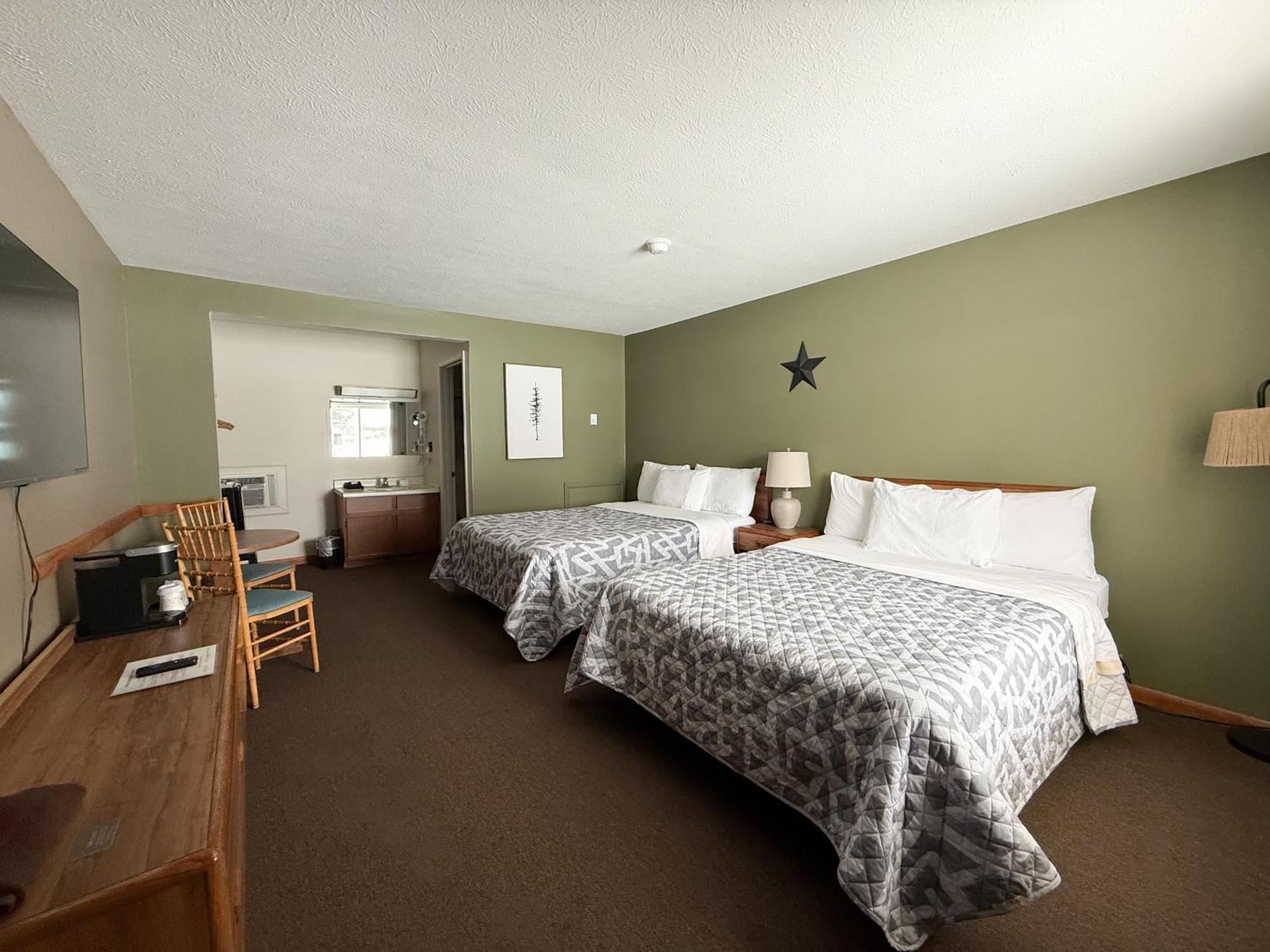 The Trail Inn - Newberry, Mi - Formerly Knollwood Inn - 13467 M-28 Buitenkant foto