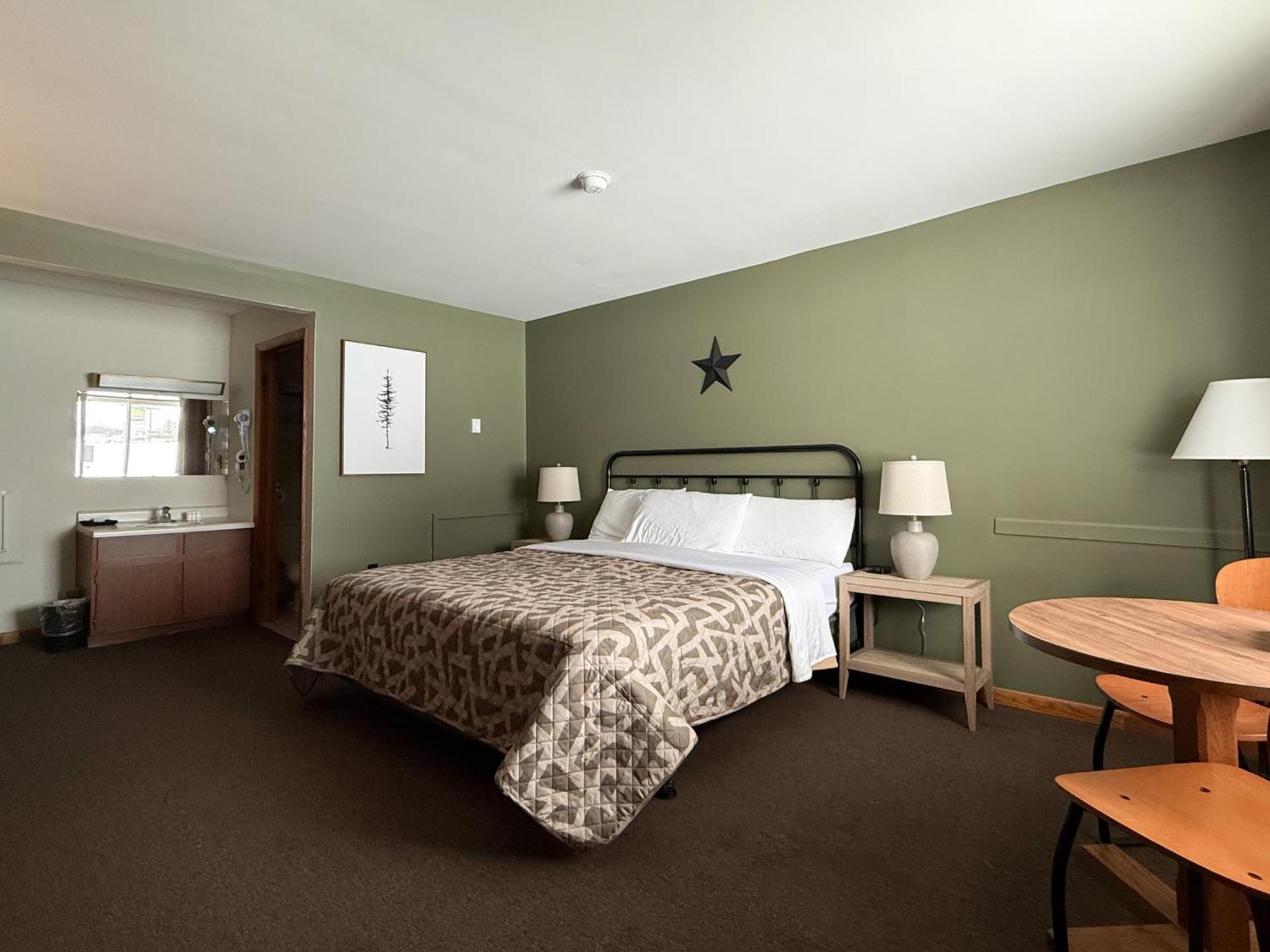 The Trail Inn - Newberry, Mi - Formerly Knollwood Inn - 13467 M-28 Buitenkant foto