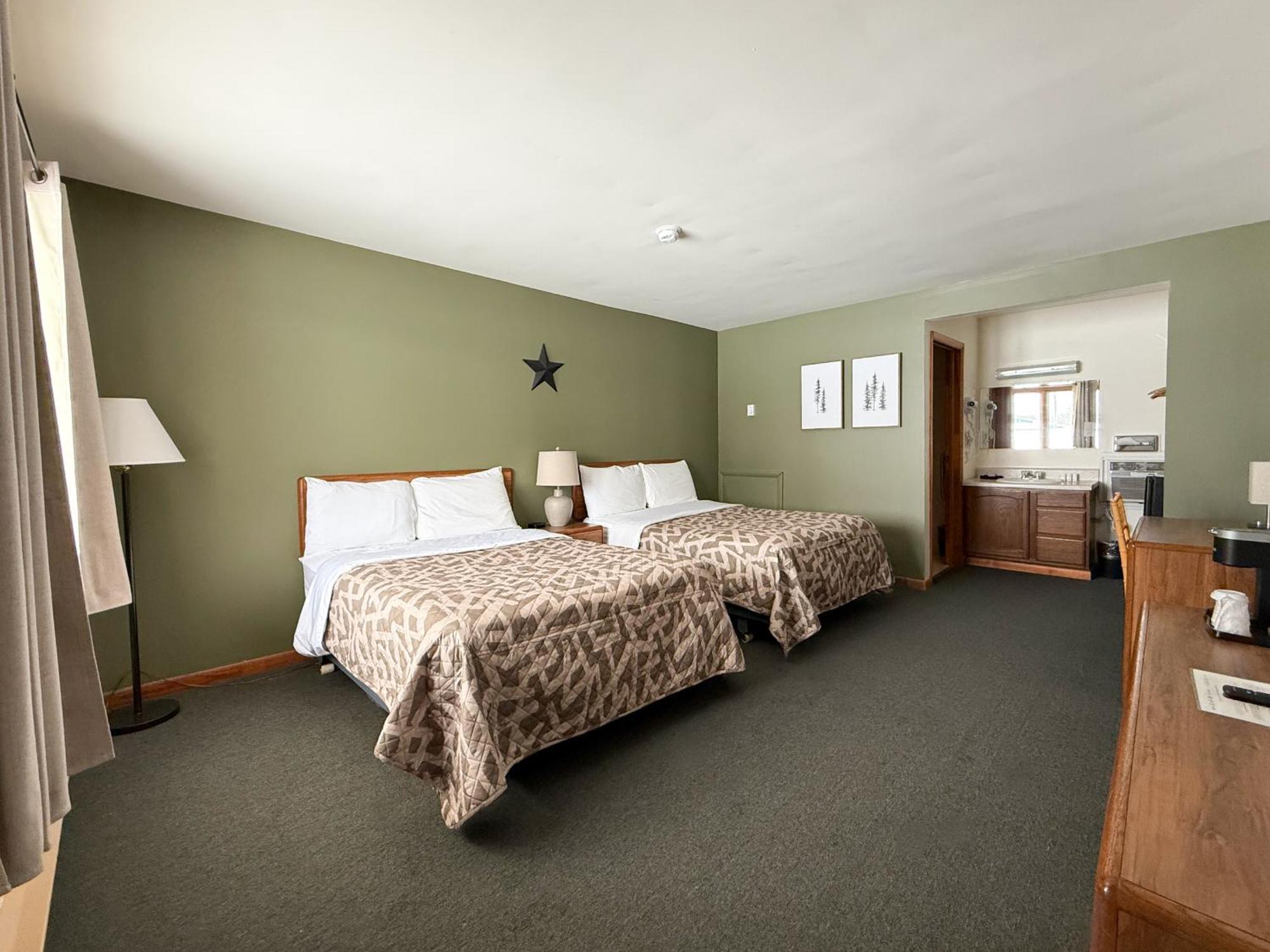 The Trail Inn - Newberry, Mi - Formerly Knollwood Inn - 13467 M-28 Buitenkant foto