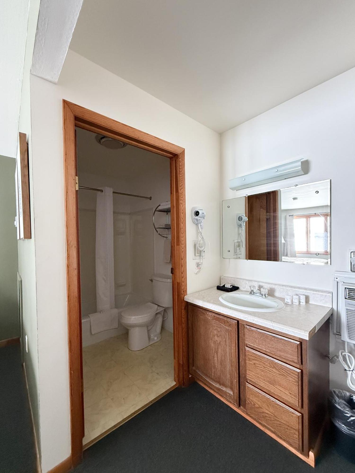 The Trail Inn - Newberry, Mi - Formerly Knollwood Inn - 13467 M-28 Buitenkant foto